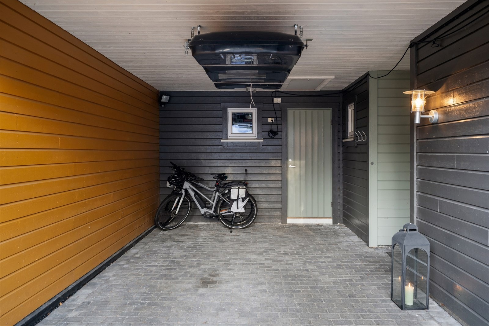 Parkering gjøres i denne carporten og på gårdsplassen. Galleribilde