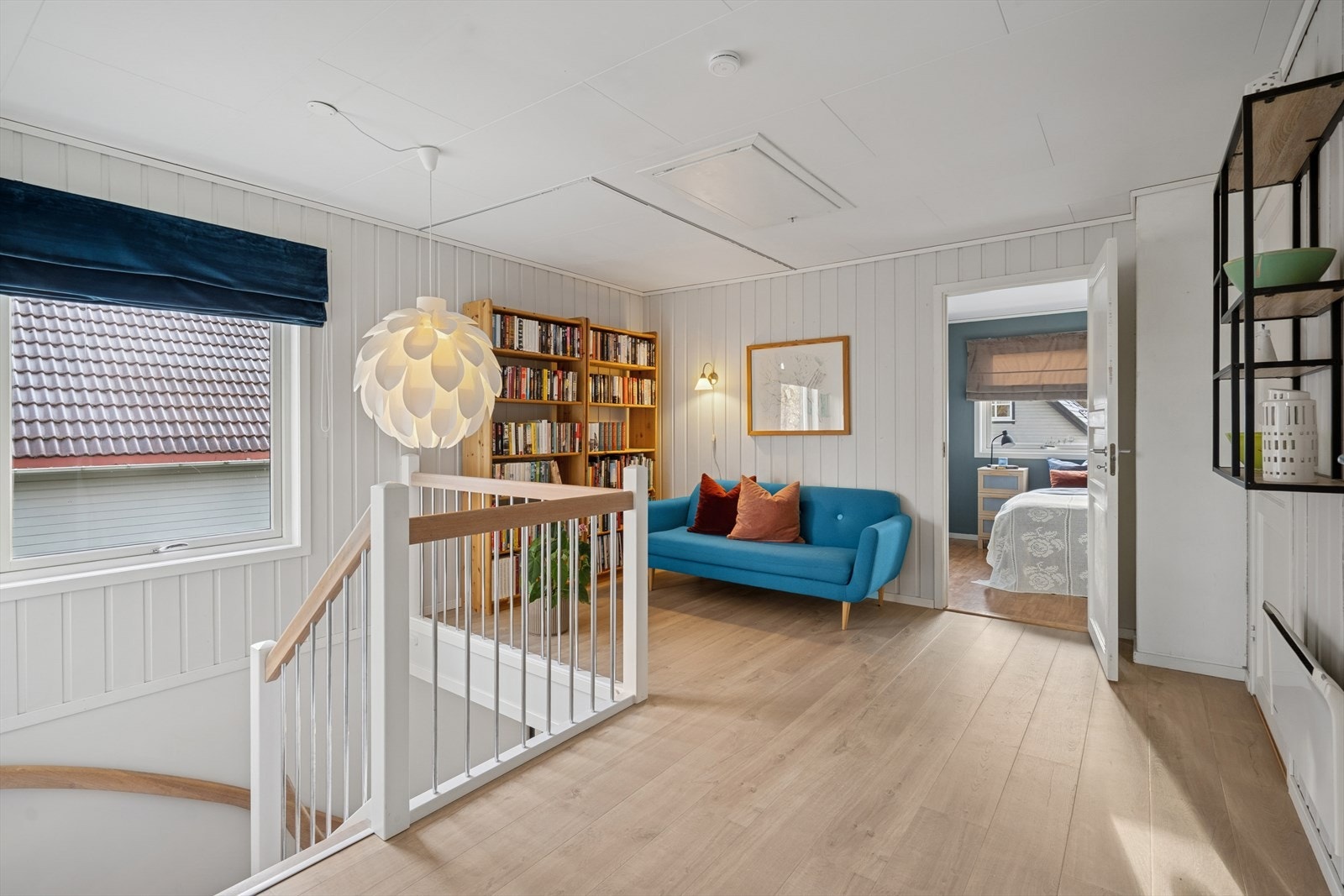 Videre opp til boligens 2.etg, hvor vi finner de 3 soverommene og et pent bad. Galleribilde