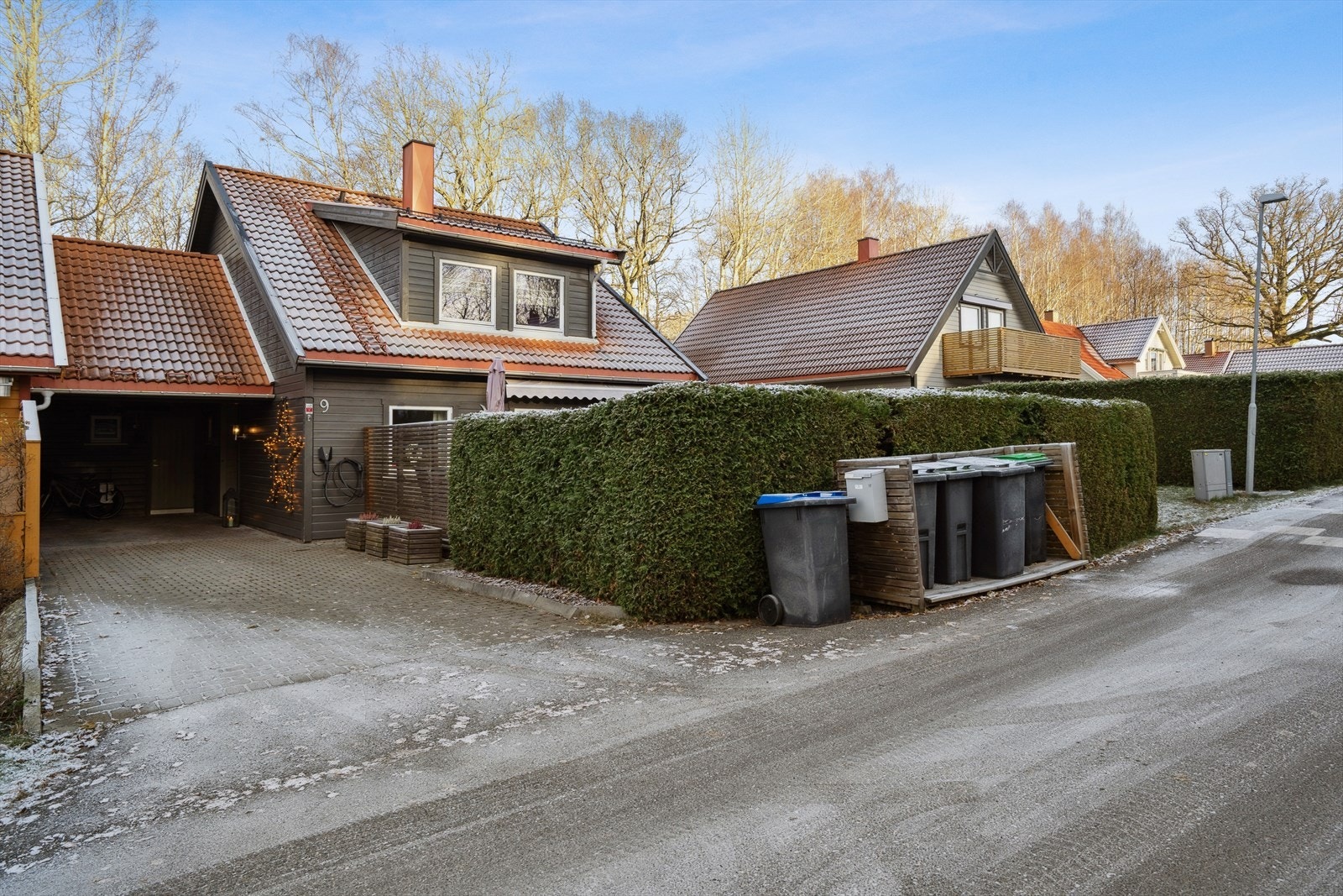 Gode parkeringsmuligheter på tomten. Galleribilde