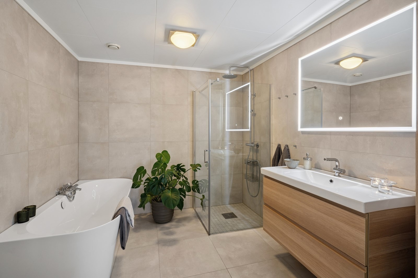 Flott bad i 2.etg fra 2025, moderne og stilrent! Galleribilde