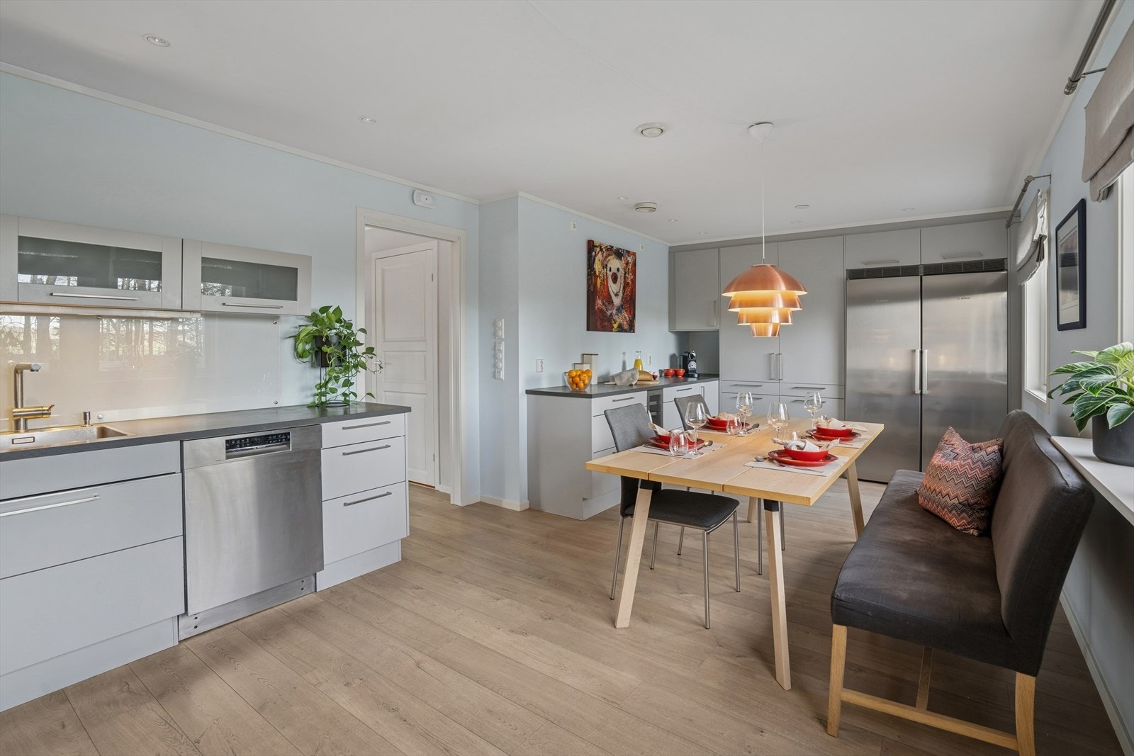 Videre til boligens stilrene kjøkken. Galleribilde