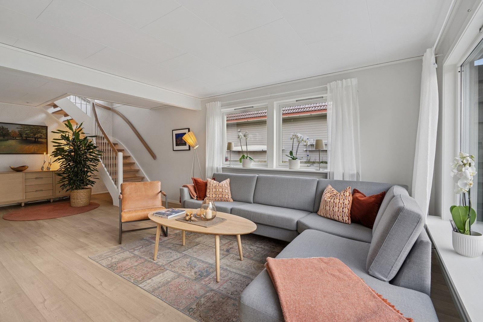 Det er godt med lysinnslipp og fra stuen er det utgang til en hyggelig markterrasse. Galleribilde