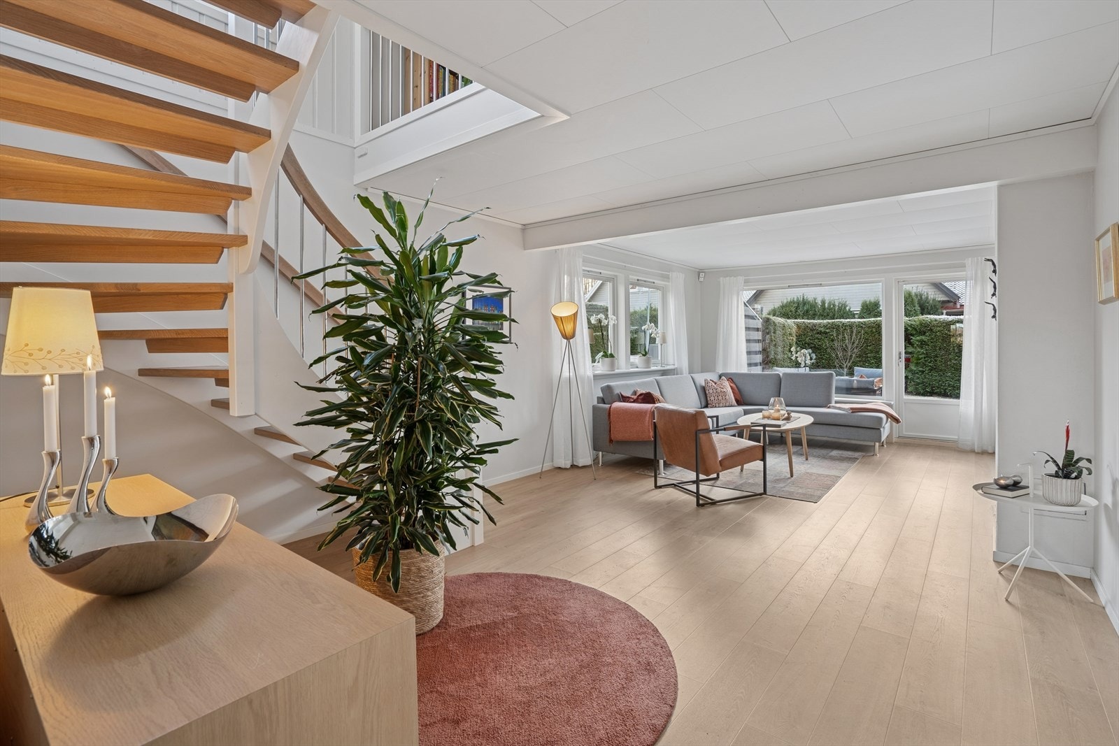 Stuen er lys og romslig. Galleribilde