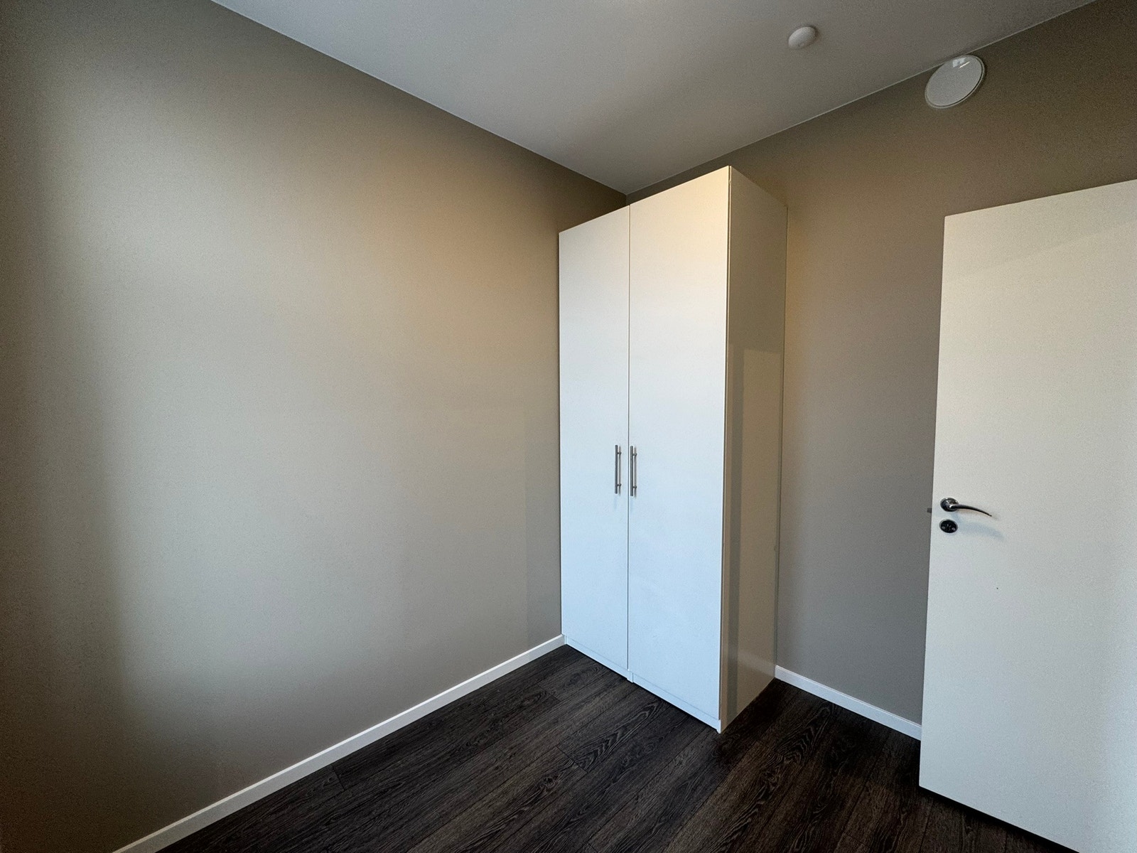 Det følger med garderobeskap på hvert soverom. Galleribilde