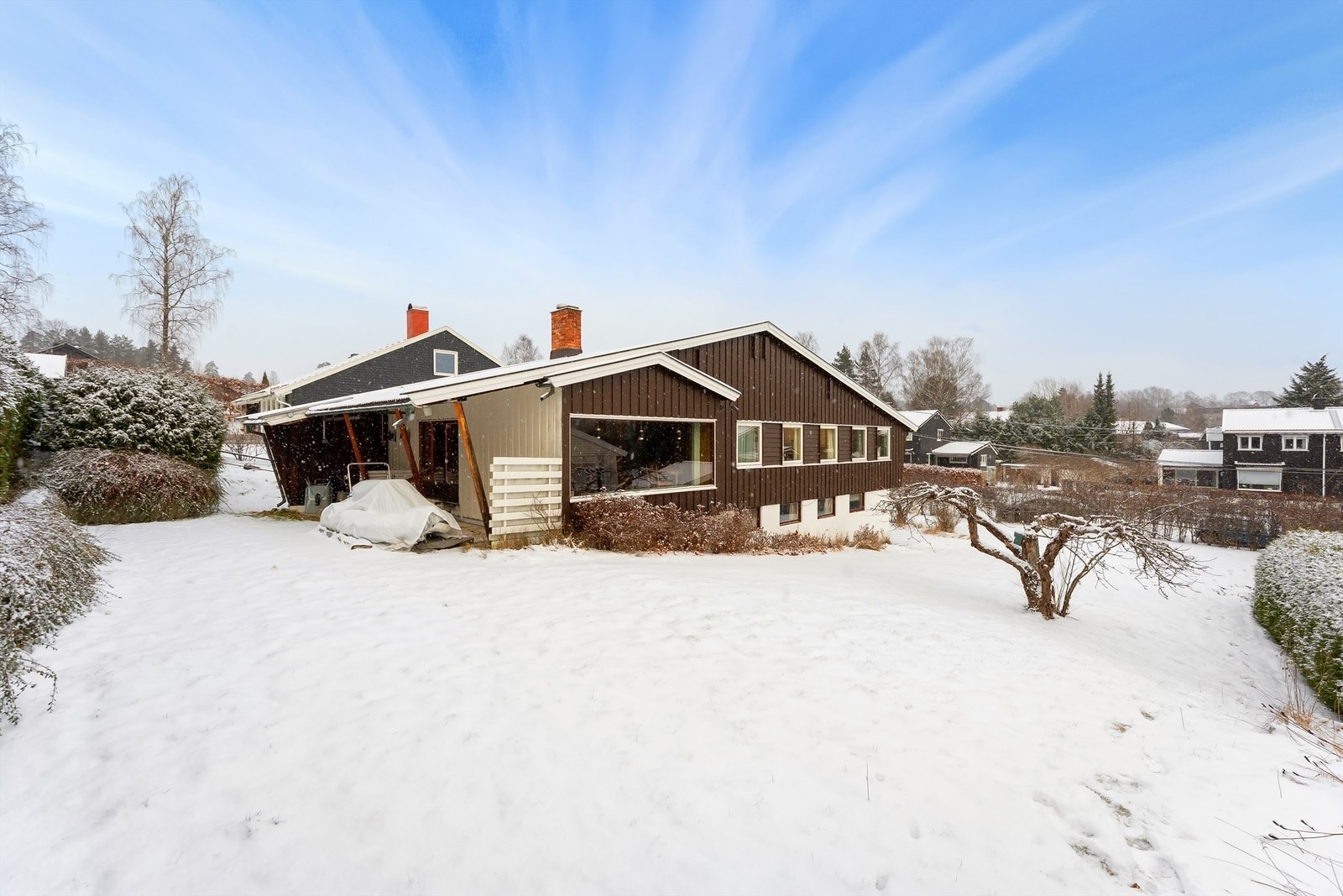 Flott beliggenhet med stor hage og skjermede uteplasser. Foto: Zovenfra Galleribilde