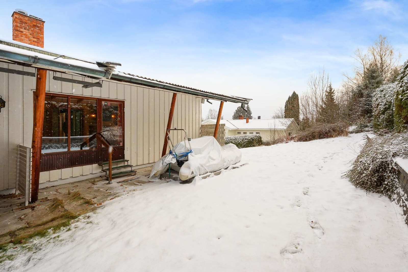 Utvendig har du en stor og solrik hage med frukttrær og bed, usjenerte uteplasser Galleribilde
