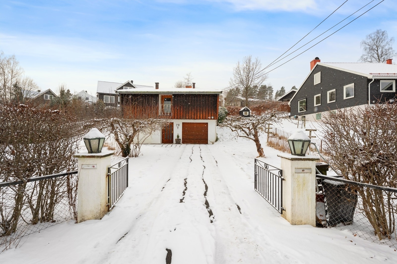 Det er i følge selger varmekabler under asfalten i oppkjørselen med tre brytere. Selger er noe usikker om alle disse fungerer Galleribilde