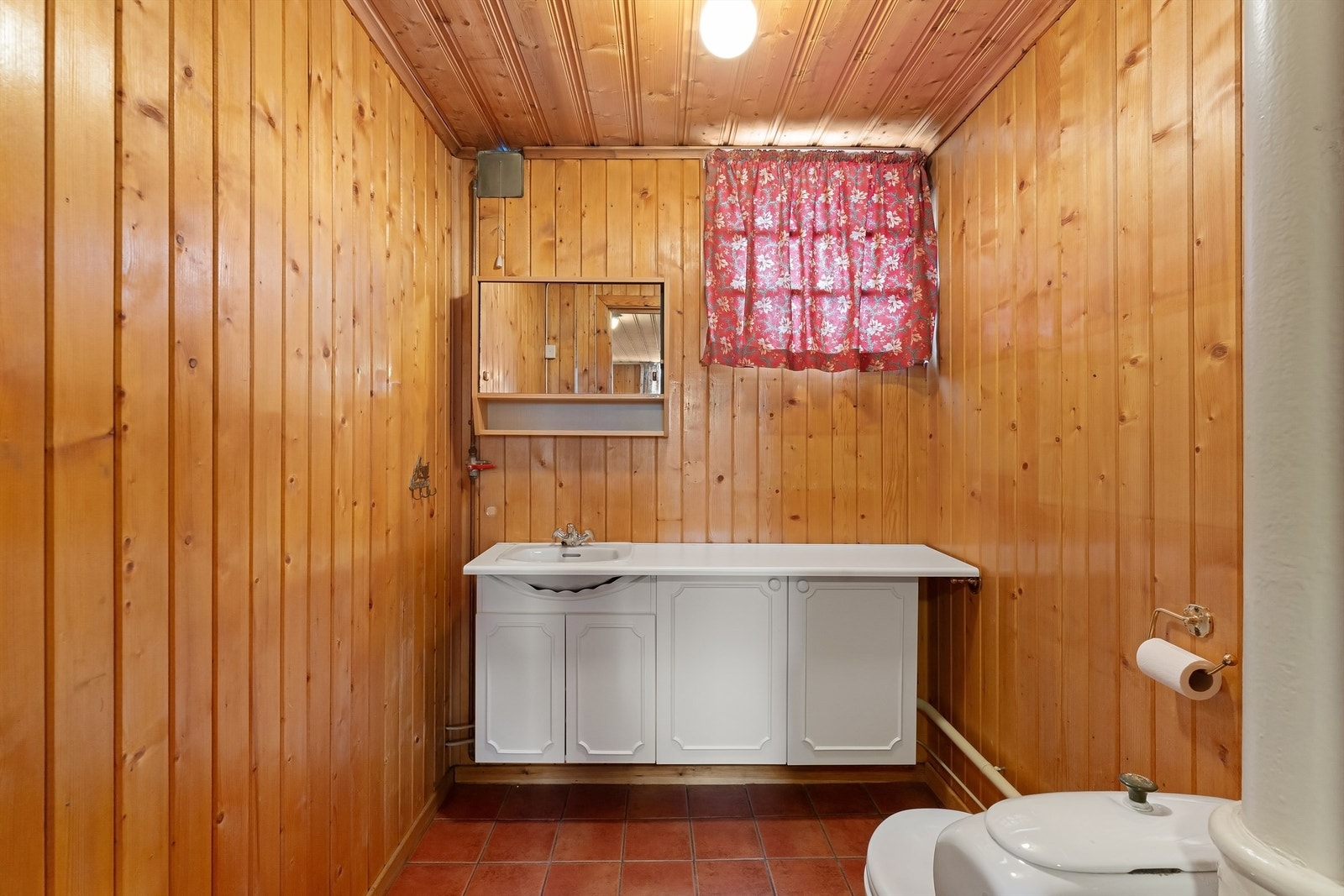 Toalettrom i underetasjen Galleribilde