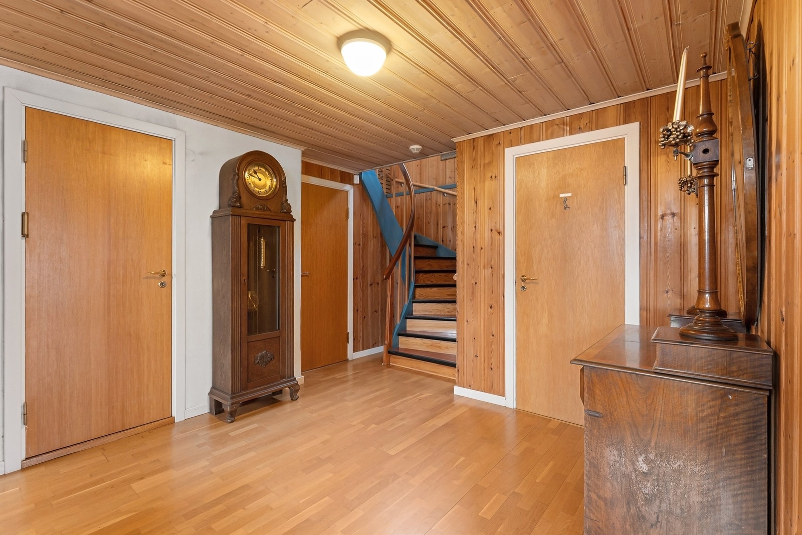 I underetasjen har du entré, vaskerom, teknisk rom, to boder, toalettrom og stue Galleribilde