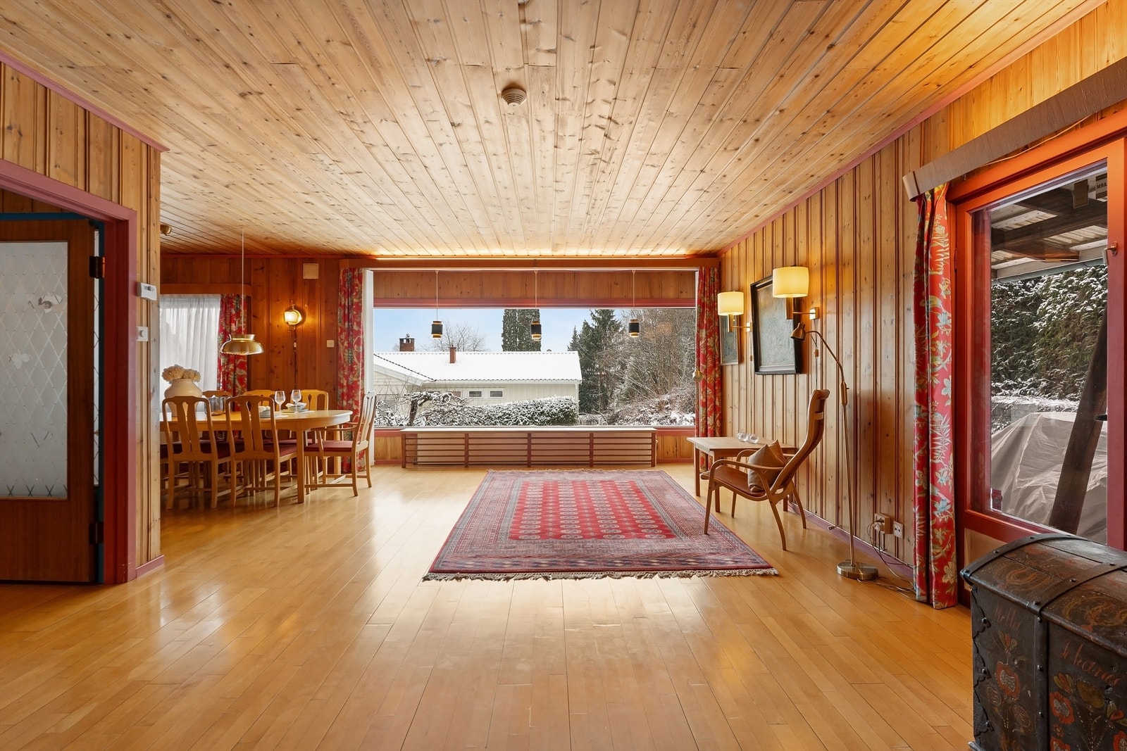 I boligens 1. etasje finner du stue/spisestue, kjøkken, baderom, toalettrom, gang og tre soverom Galleribilde