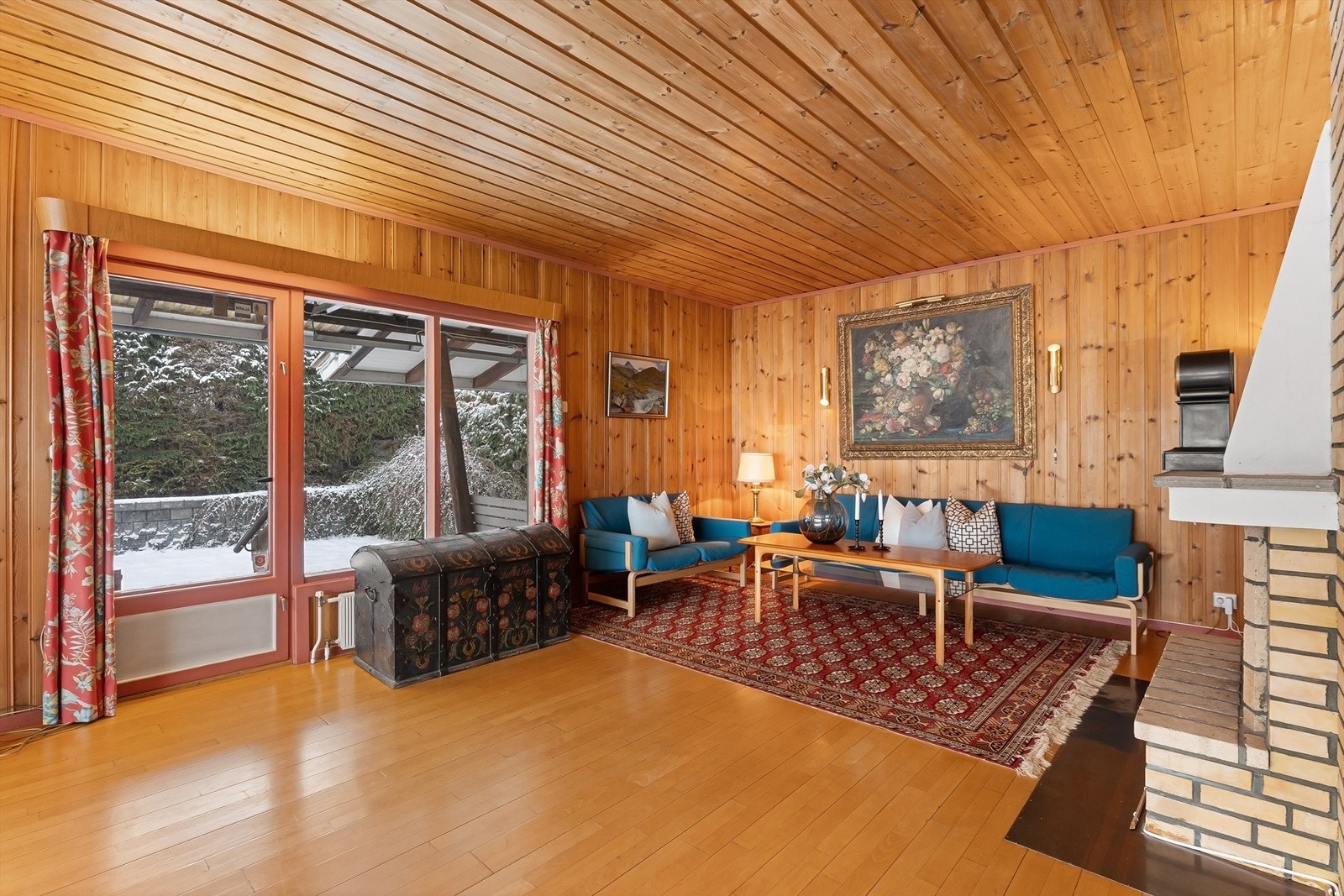 Fra stuen er det utgang til uteplass og hage Galleribilde