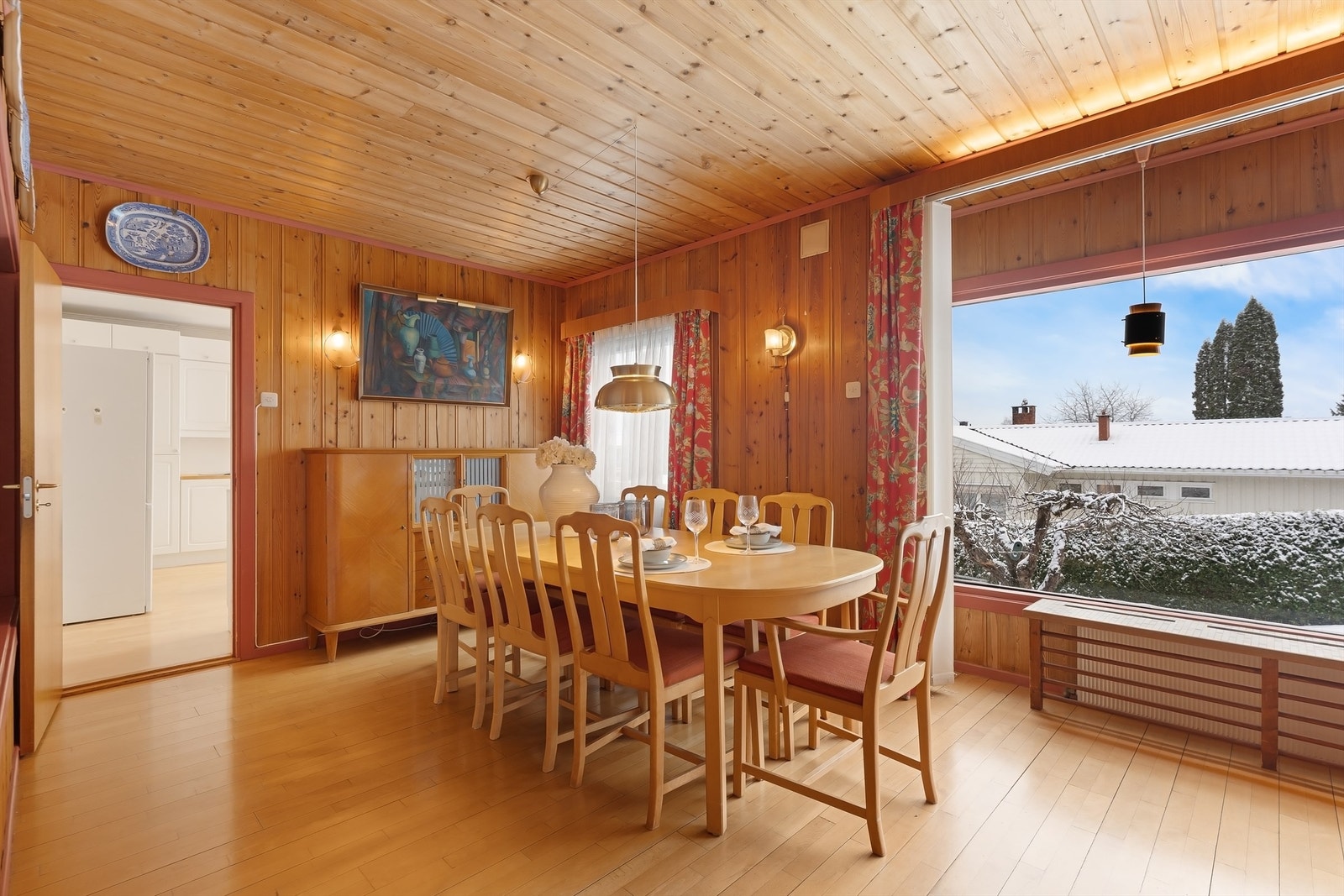 Det er god plass for spisebord i stuen Galleribilde