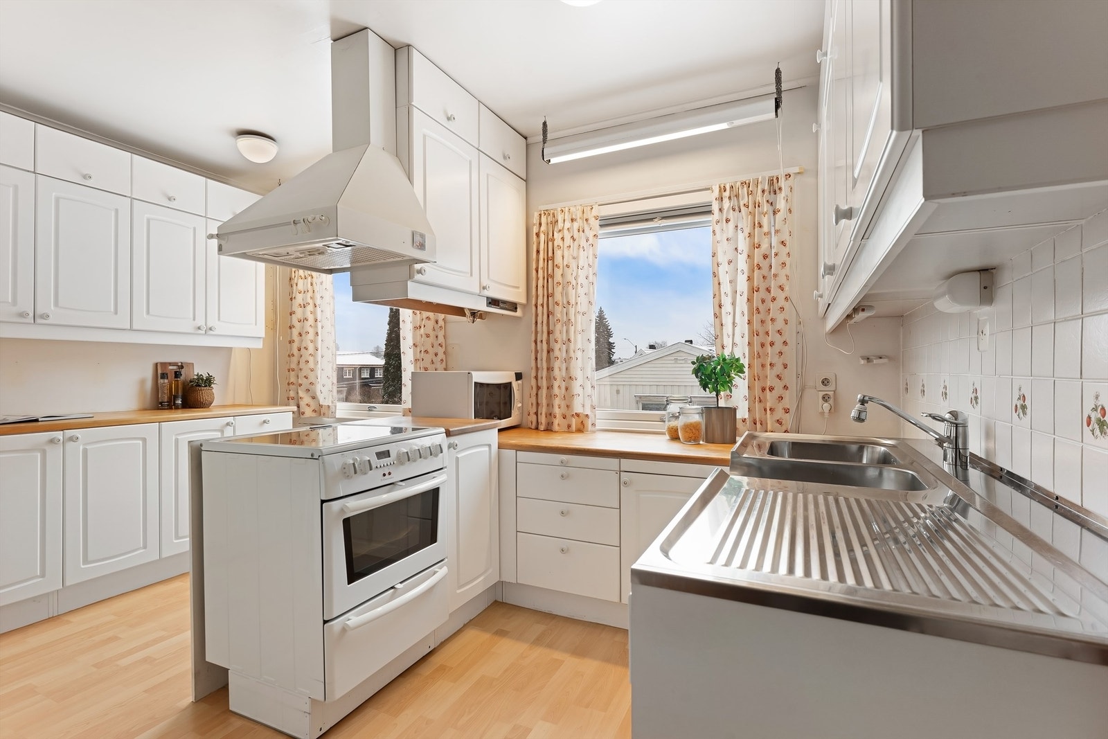 Kjøkkenet har godt med skapplass Galleribilde