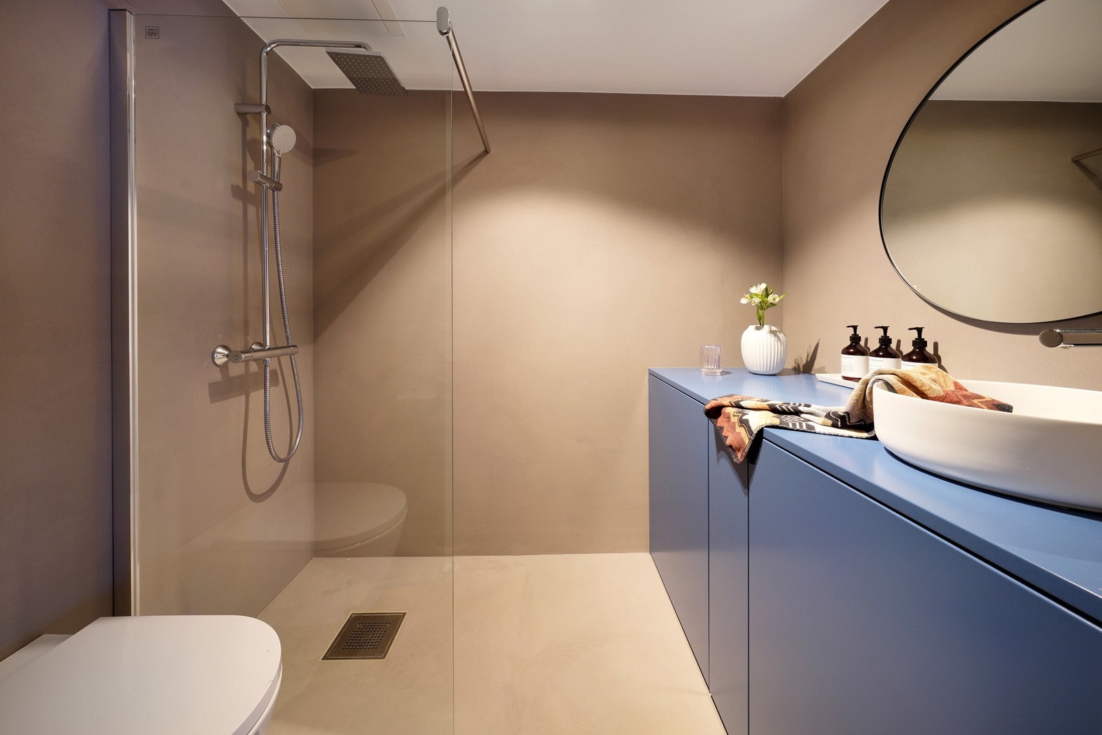 Omfattende oppusset bad fra 2023. Fremstår meget lekkert med mikrosement på vegger og gulv. Galleribilde