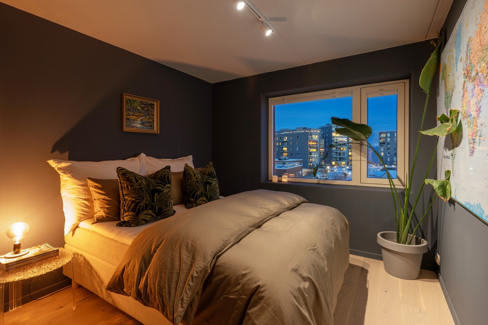 Pent soverom - i likhet med resten av leiligheten er gulvet nytt her. Pent malt i tidsriktige farger. Galleribilde