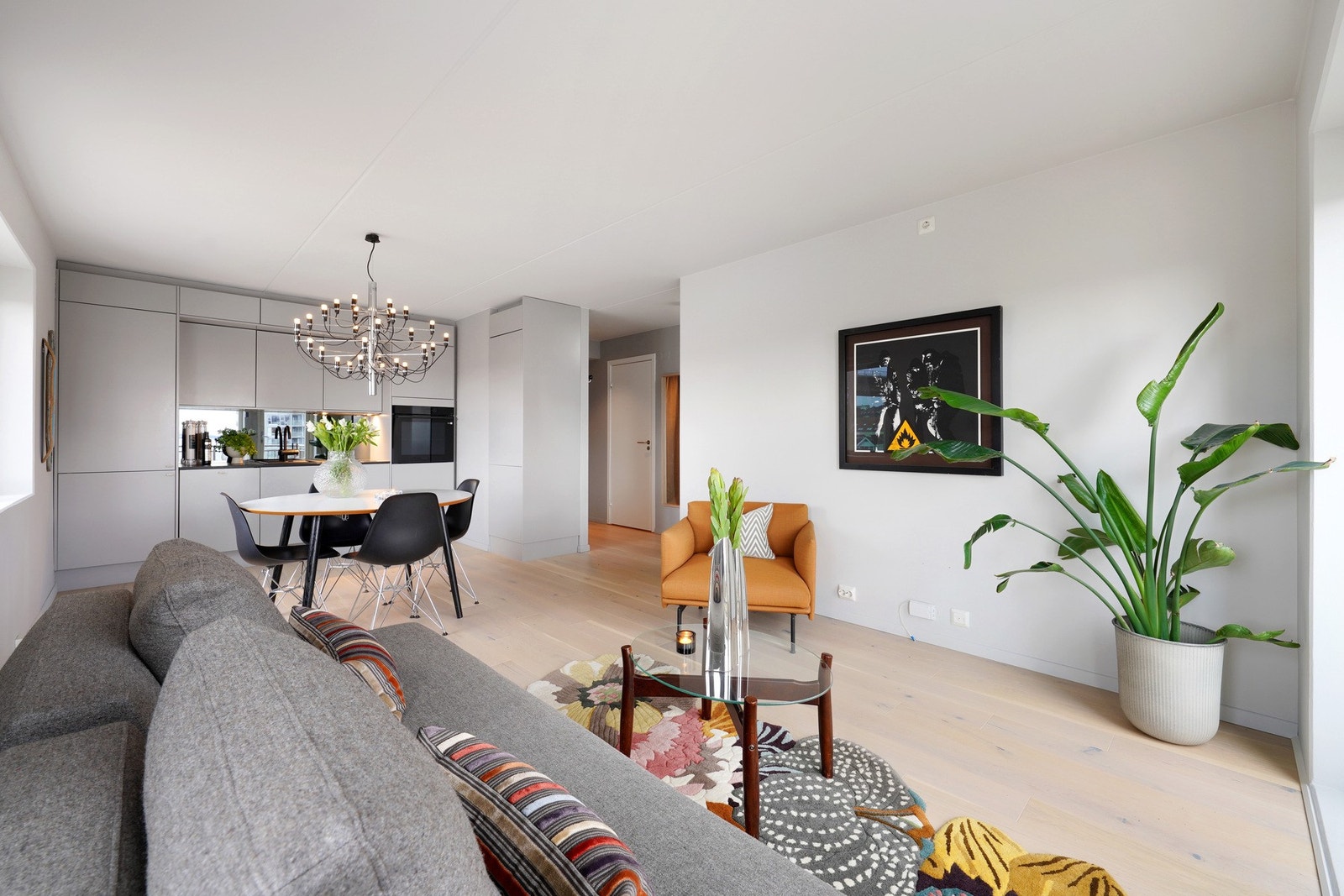 Her er det omfattende oppgradert med blant annet nytt gulv og nytt kjøkken. Galleribilde