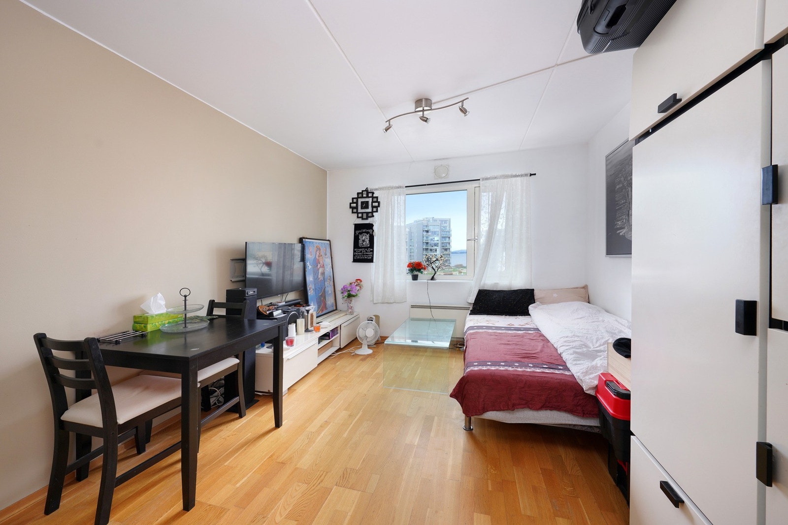 Leiligheten har en egen, separat hybel som kan leies ut skattefritt. Galleribilde