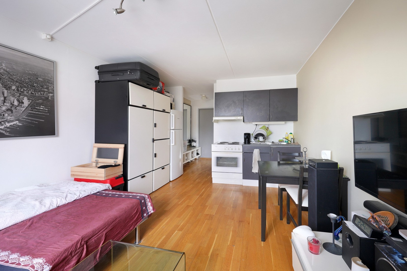 Hybelen er i dag utleid for kr. 8.000,- + strøm (se detaljer i salgsoppgave). Galleribilde