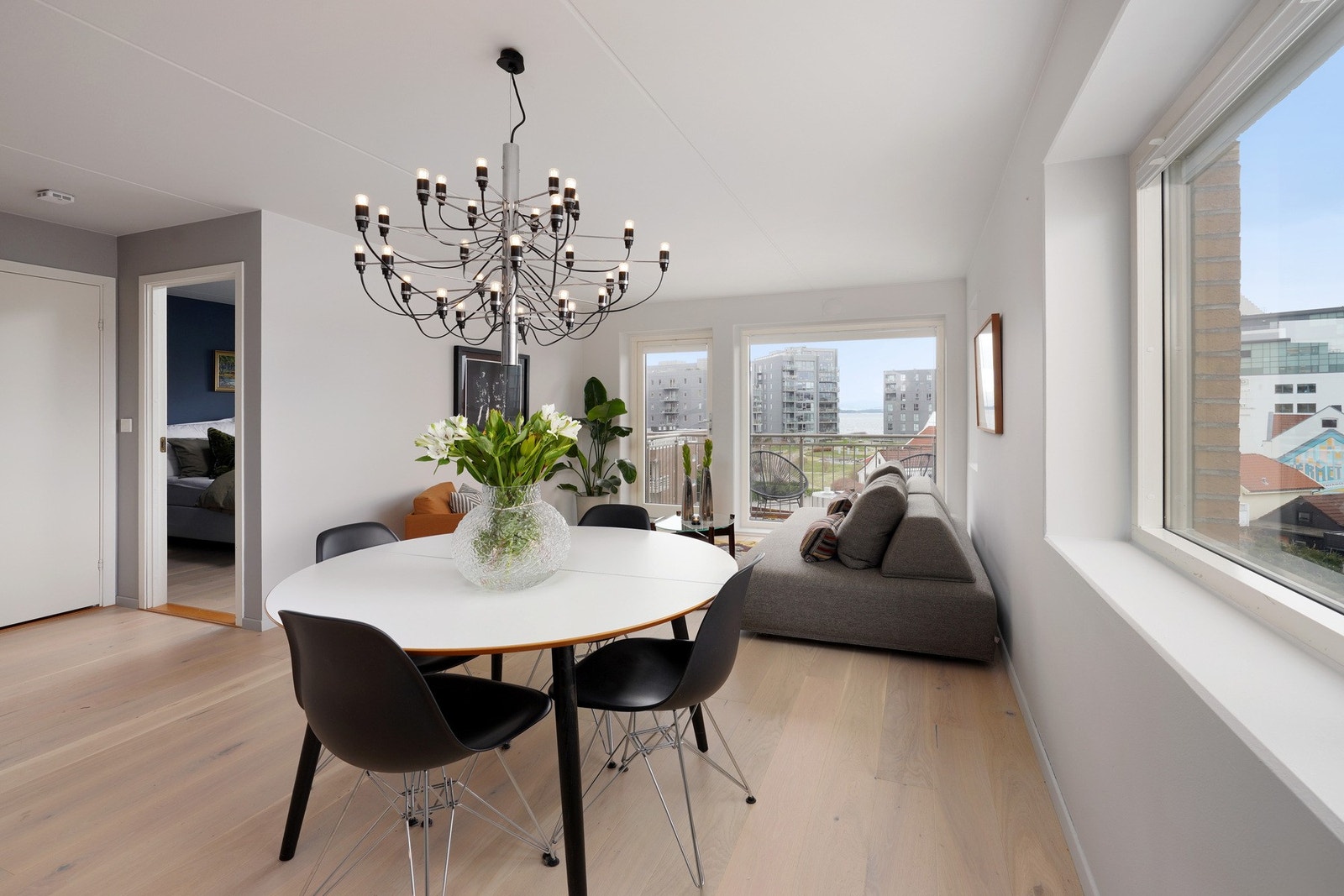 Plass til både sittegruppe og spisebord i stuen. Galleribilde