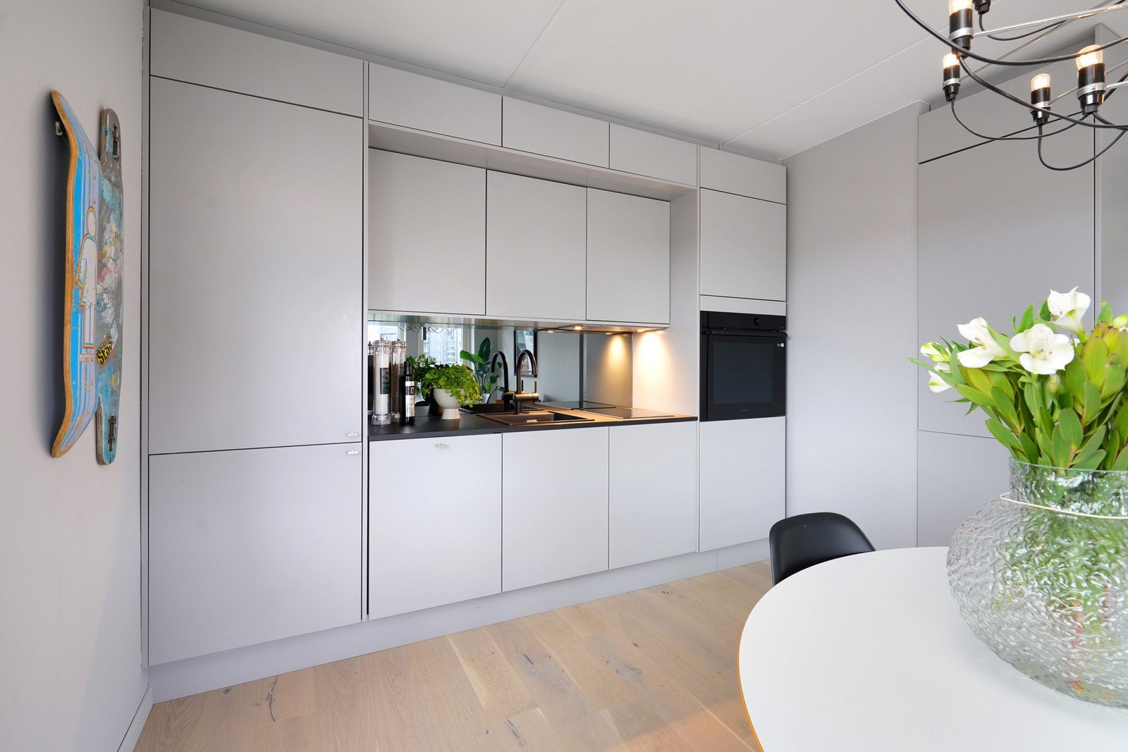 Meget lekkert kjøkken fra 2023 med alle hvitevarer integrerte. Godt med skapplass. Galleribilde