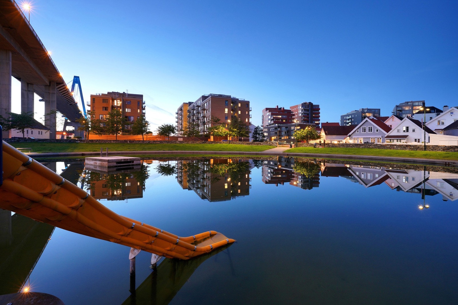 Beliggenheten rett ved Badedammen er ettertraktet. Byens beste "by-strand" er et flott sted å oppholde seg om sommeren. Galleribilde