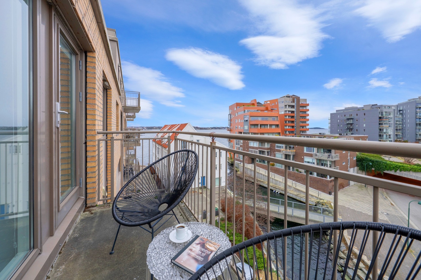 Balkongen har flott utsikt mot Badedammen, Stavanger Øst og ikke minst sjøen. Galleribilde