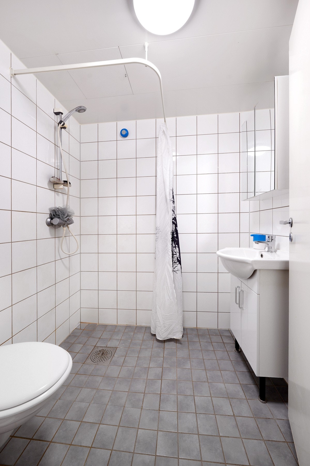 Bad i hybel. Galleribilde