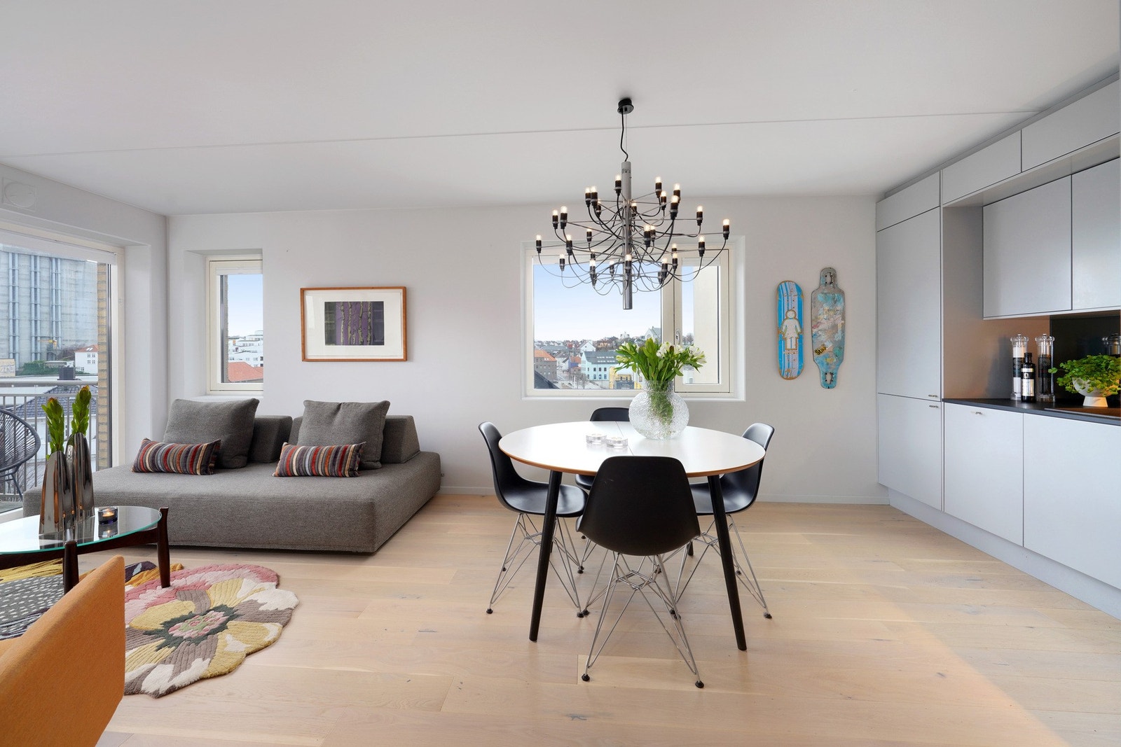 Da leiligheten ligger på et hjørne har den ekstra vinduer mot Badedammen og ekstra mye lys. Galleribilde