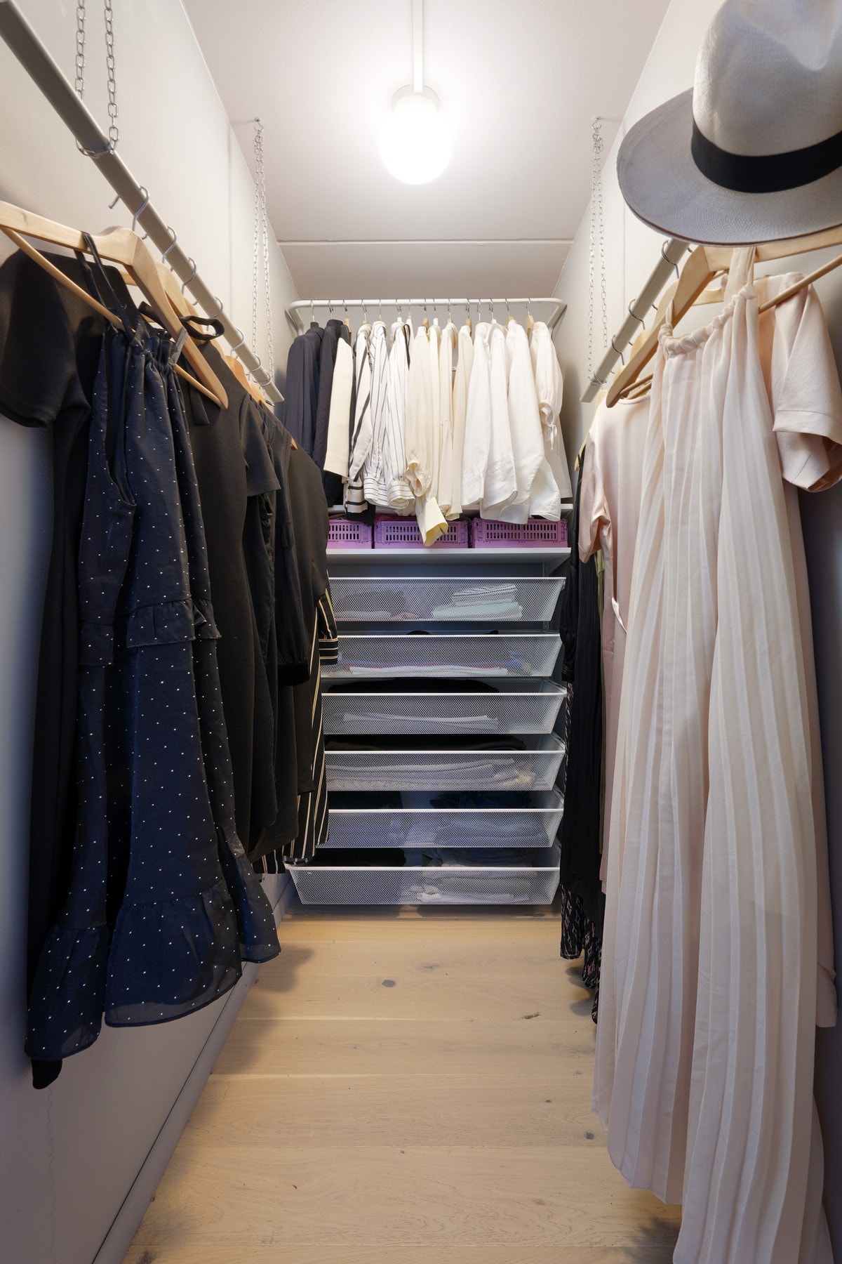 Innvendig bod mellom badet og soverommet. Galleribilde