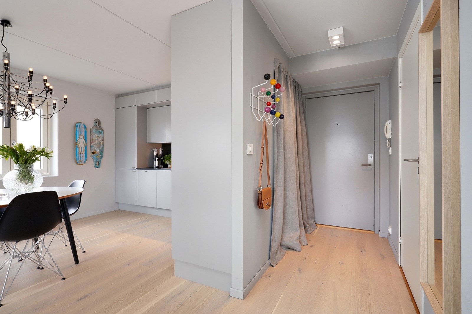 Entré/gang med plass til å henge fra seg jakker og sko. Galleribilde