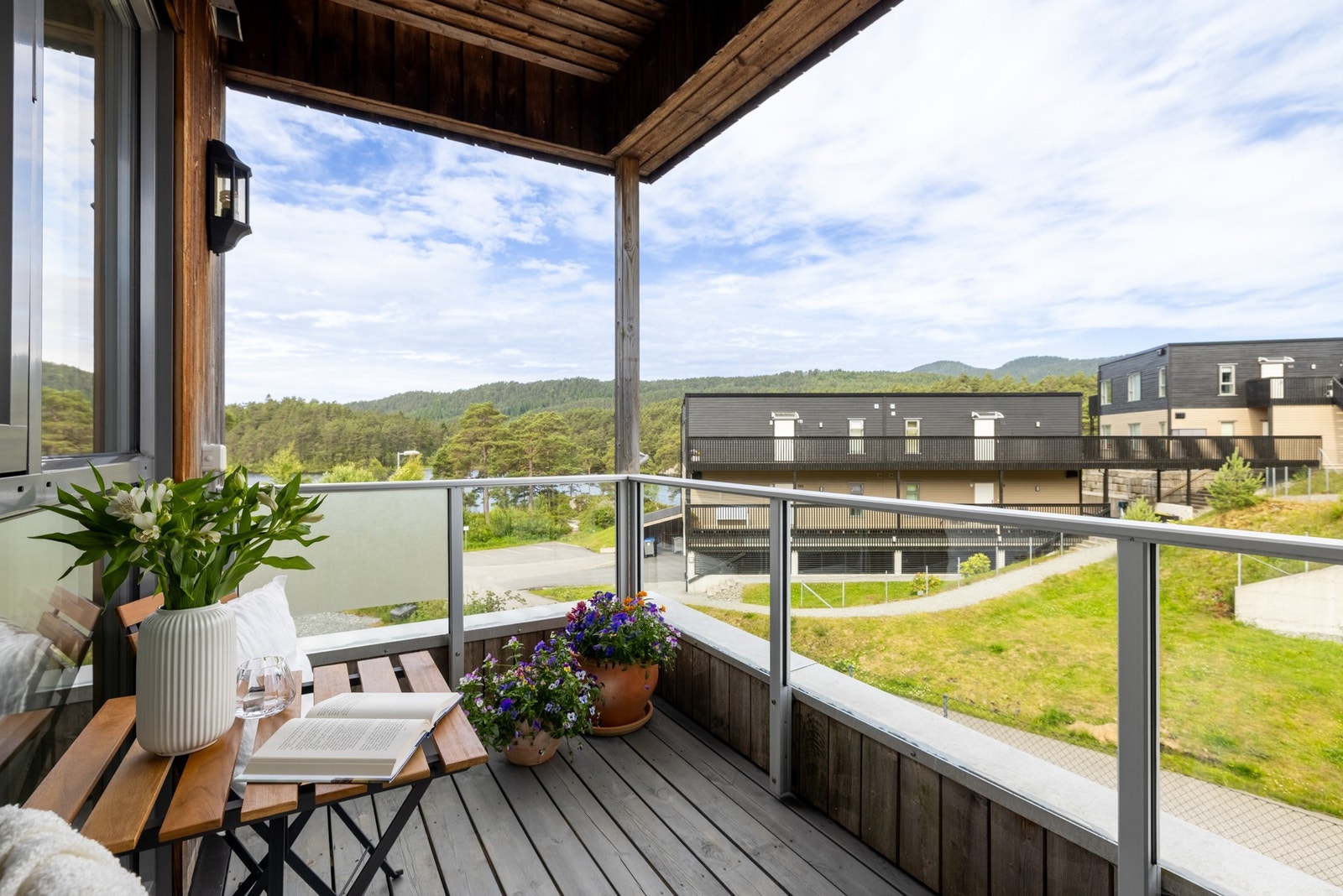 Overbygget altan med kveldssol og utsikt over vannet Gåsakilen. Galleribilde