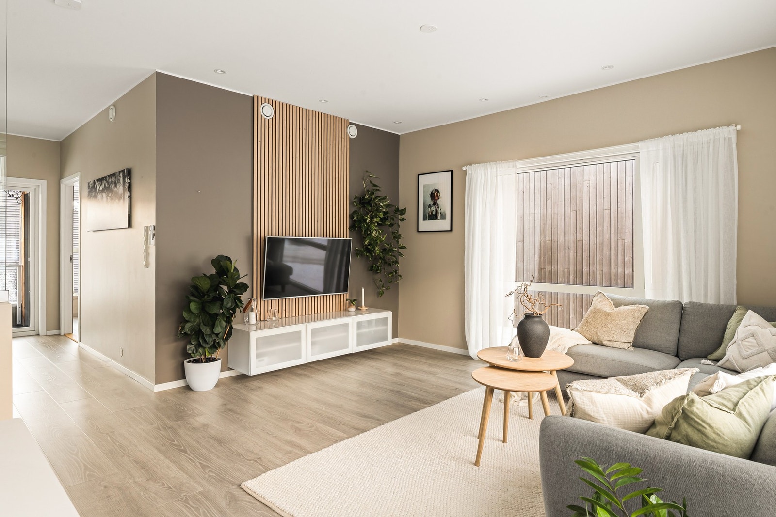 Stuen har en stavs laminatgulv og delikate farger på veggene. Galleribilde