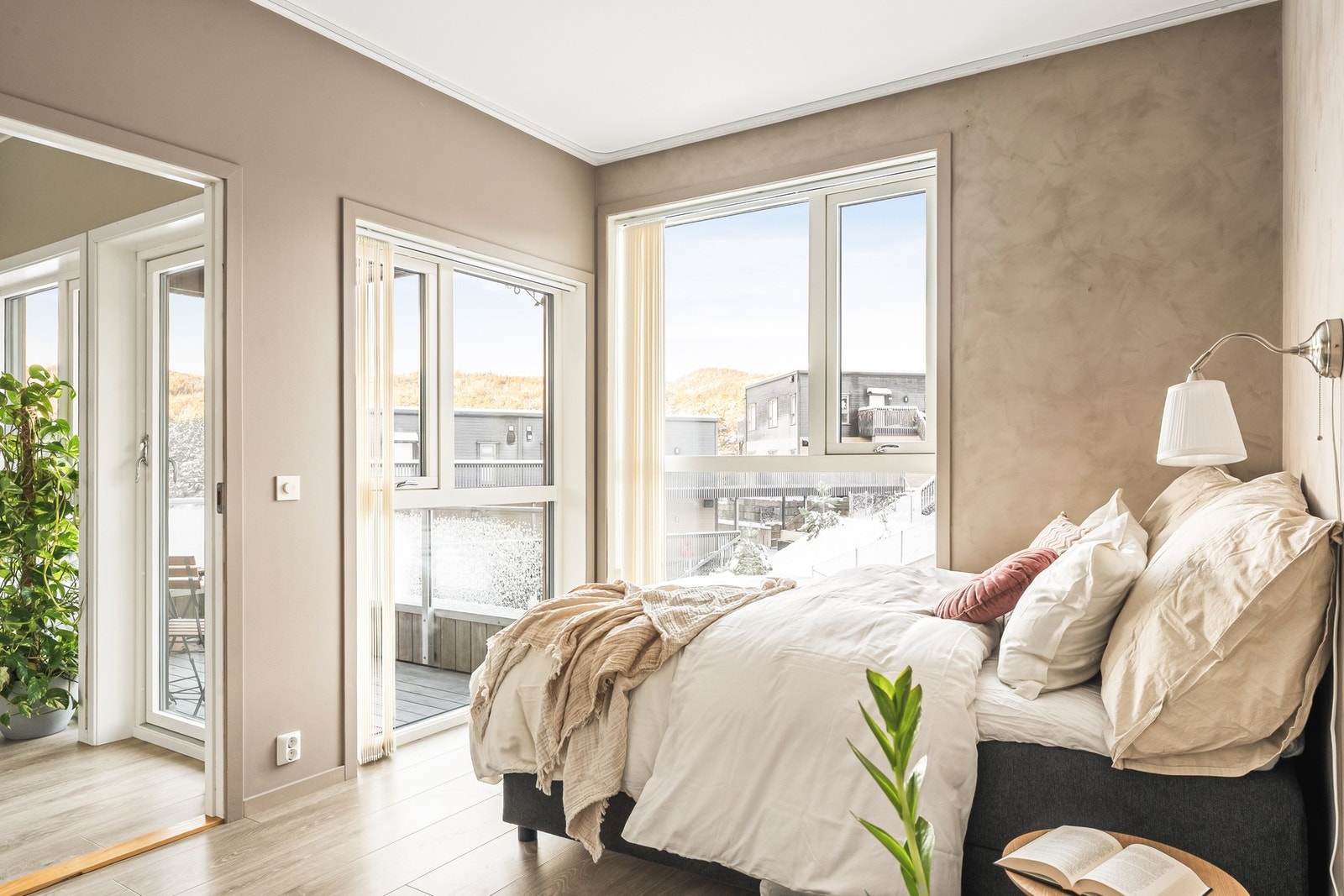 Hovedsoverommet har god plass til dobbeltseng, garderobeløsning og nattbord. Galleribilde