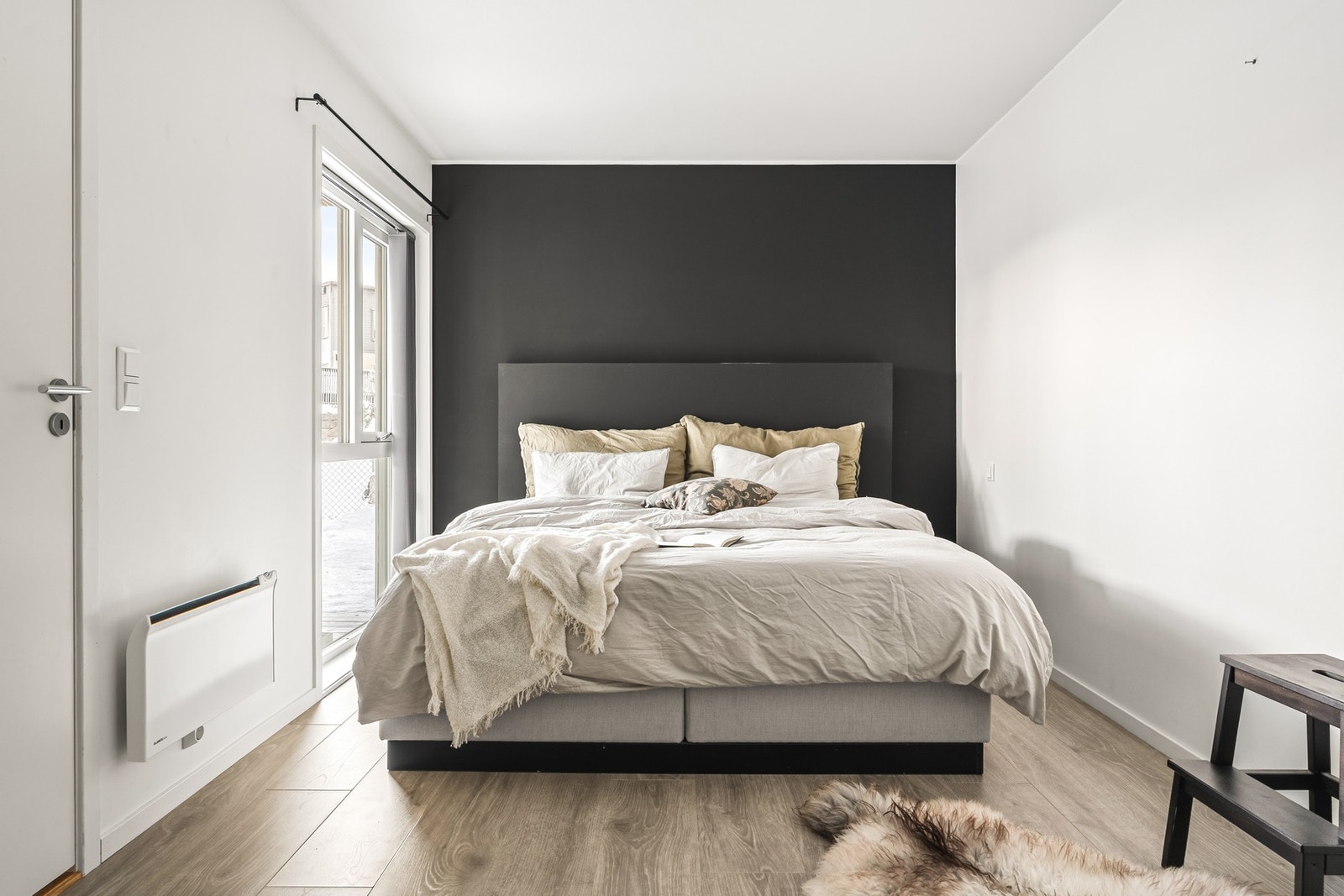 Soverom 1 måler 14,2 kvm med plass til dobbeltseng og nattbord. Galleribilde