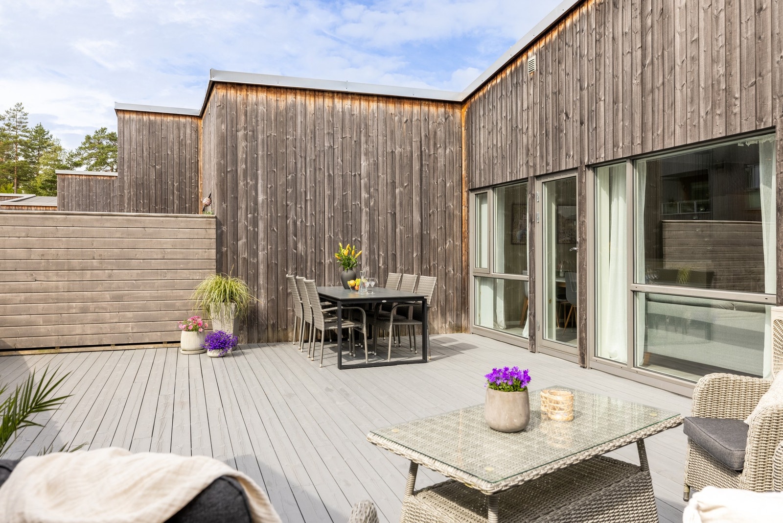 Boligen har flere uteområder. Med utgang fra stuen har du en sørvendt terrassen på 42 kvm. Perfekt på solfylte dager. Galleribilde
