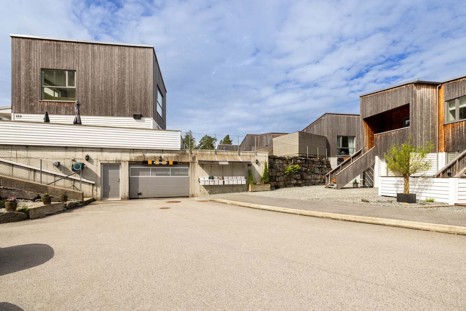 Inngang til felles garasjeanlegg. Galleribilde