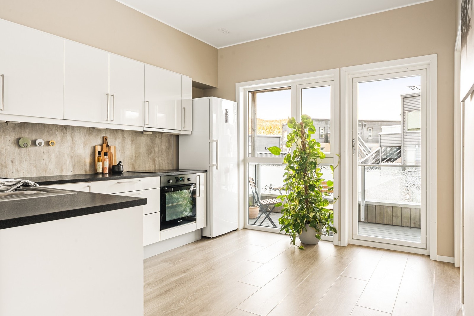 Fra kjøkkenet er det direkte utgang til altanen. Galleribilde