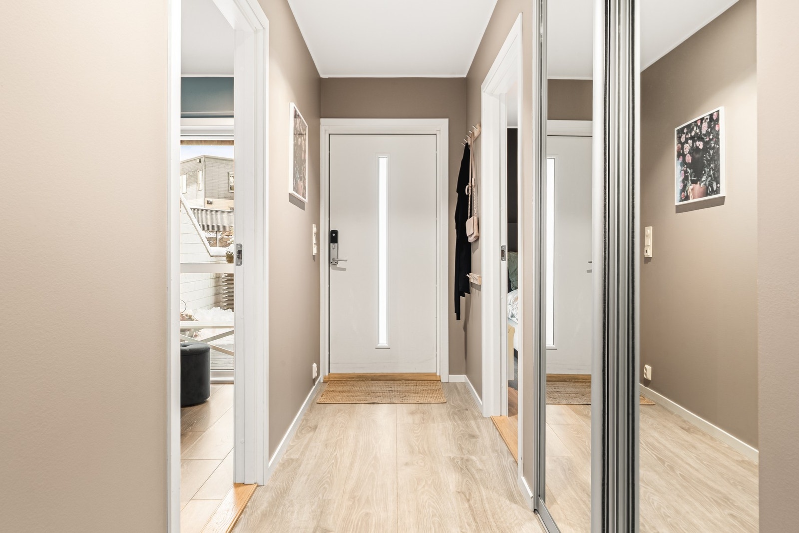 Romlig entré med god oppbevaring i skyvedørsgarderobe. Galleribilde