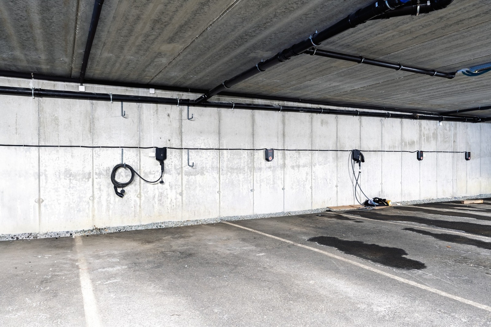 Seksjonen har fast parkeringsplass med el-bil lader og ekstern bod i felles garasjeanlegg. Parkeringen er markert nr. 20 og boden er merket nr. 15. Galleribilde