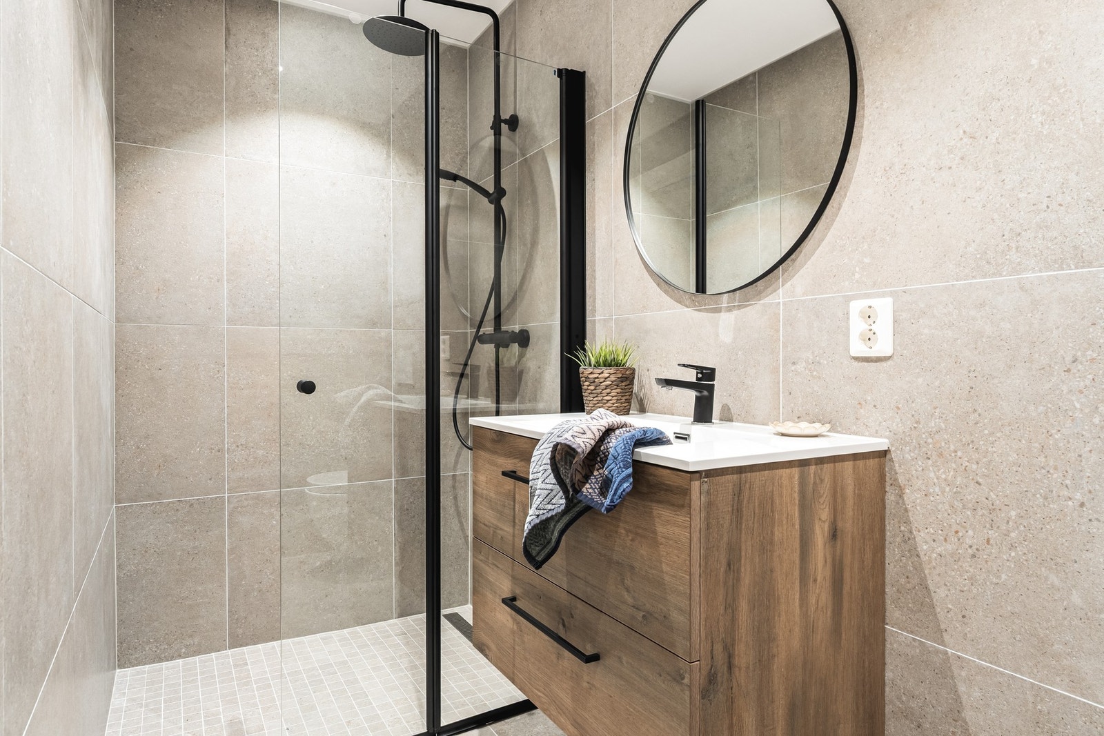 Badet er helfliset, har innfelte downlights og varmekabler i gulv. Galleribilde