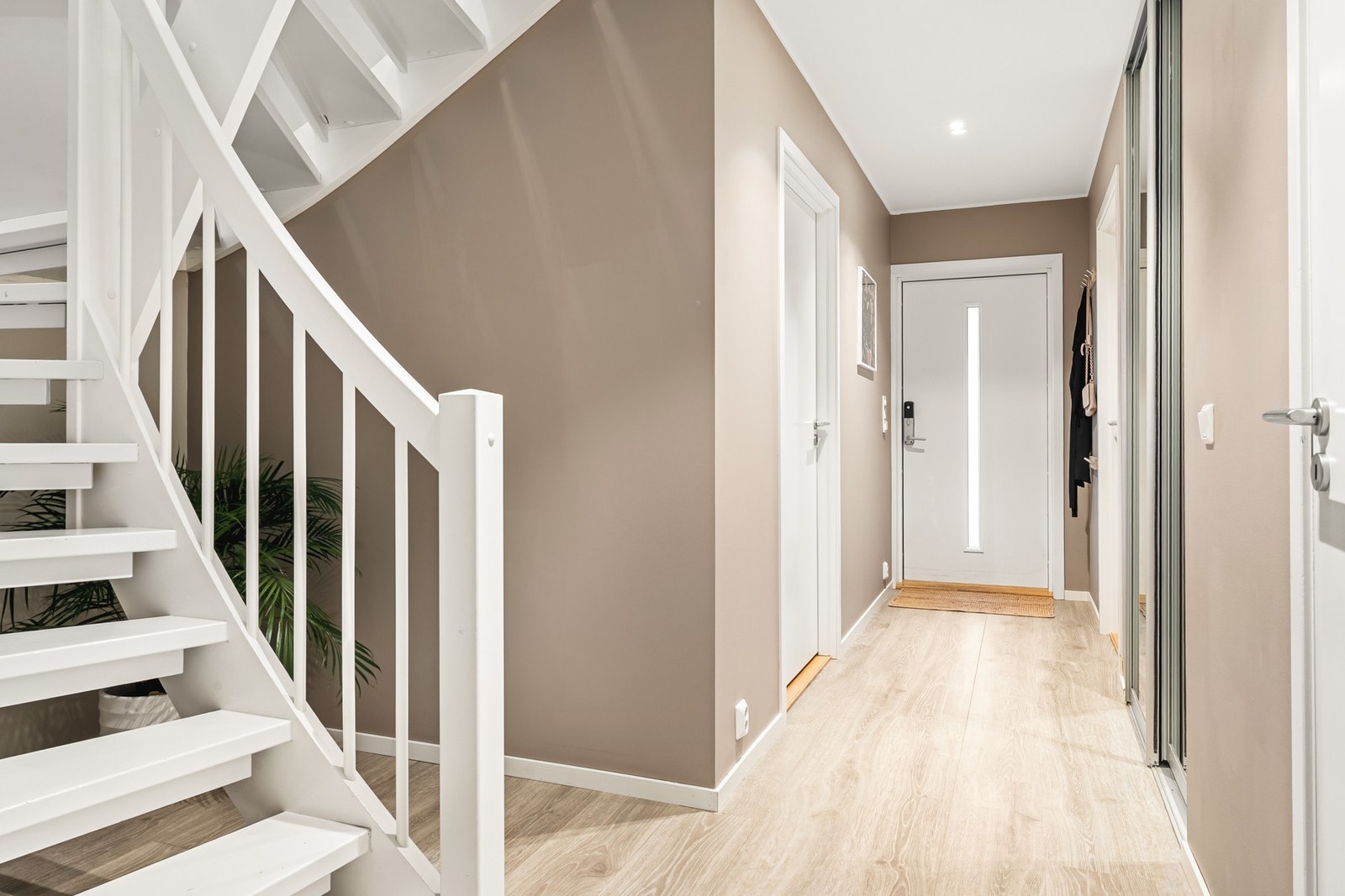 Vi beveger oss videre ned til 1. etg. Det er gulvvarme i hele etasjen, foruten soverom 1 og bod. Galleribilde