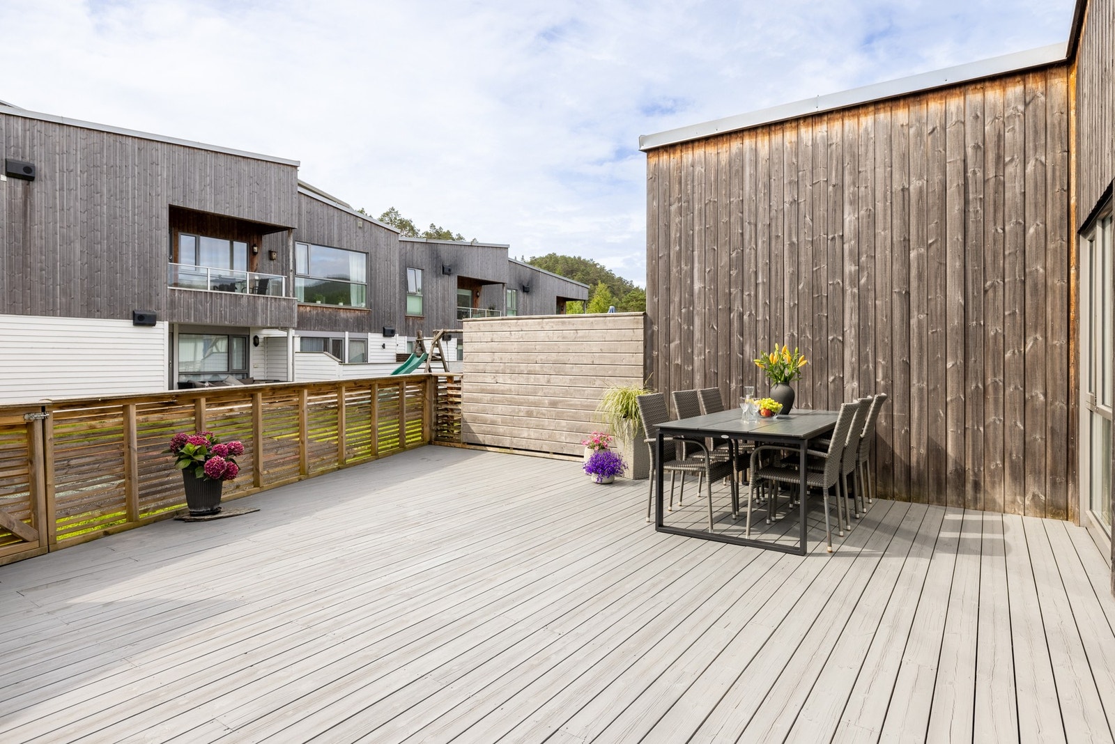 Terrassen kan enkelt deles inn i ulike sosiale soner. Perfekt for sosiale sammenkomster. Galleribilde