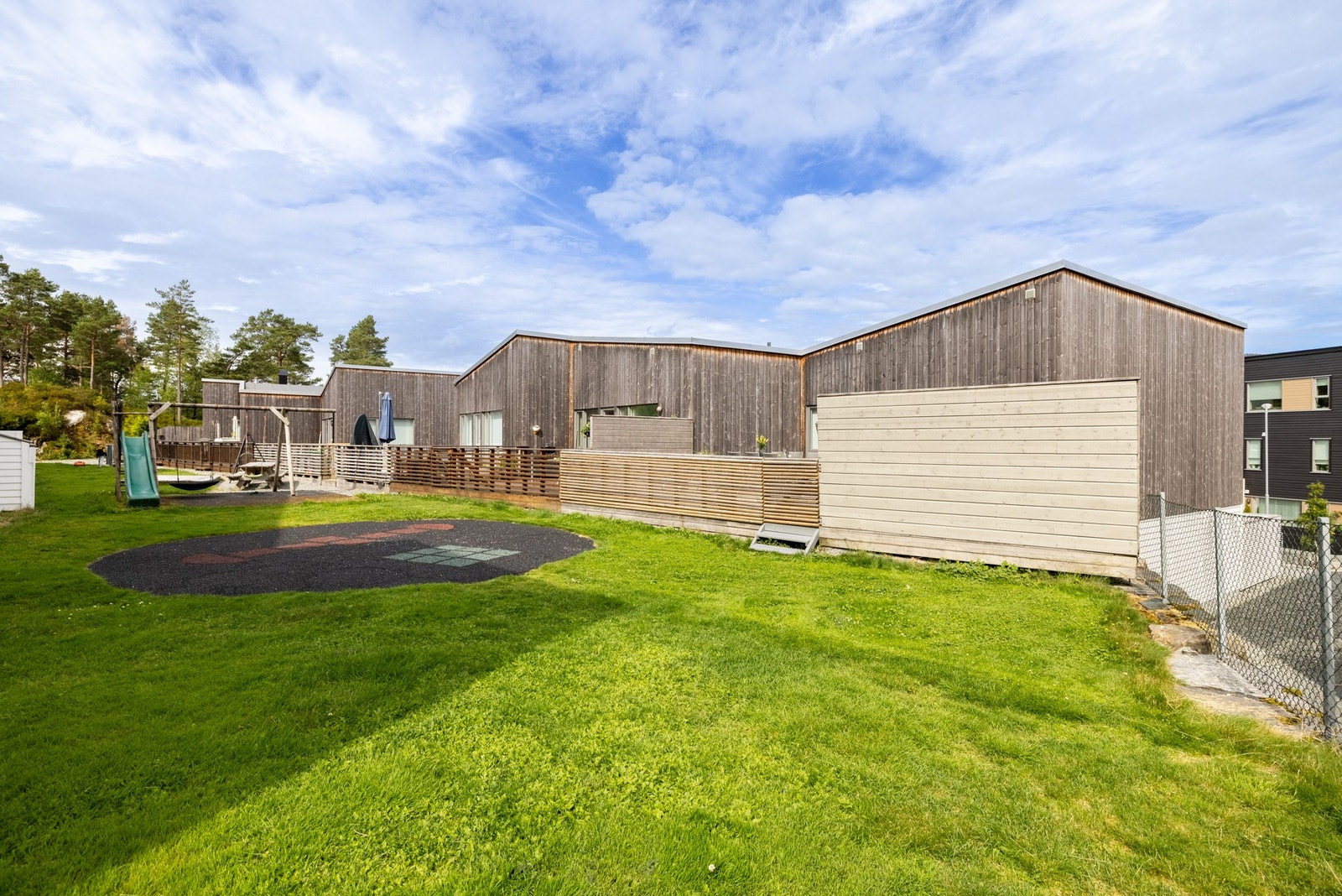 Hyggelig og rolig nabolag med flotte tur- og friluftsmuligheter. Hjellemarka FUS barnehage er kun 3 minutters gange fra boligen. Galleribilde