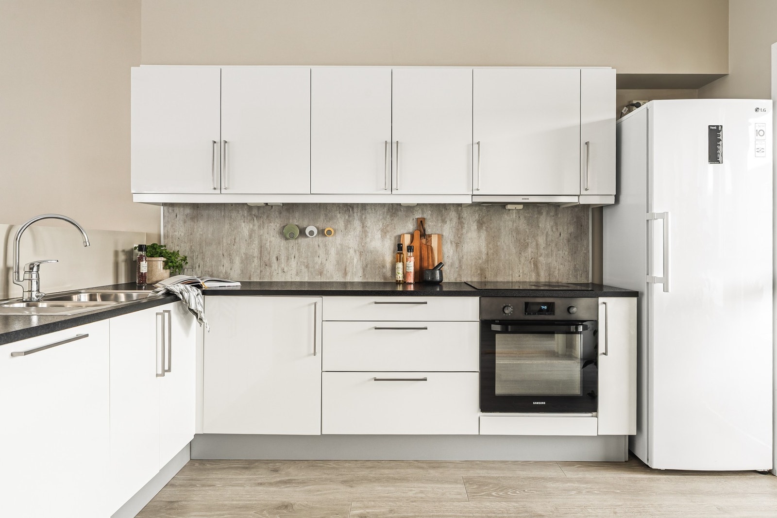 Integrerte hvitevarer inkluderer stekeovn, platetopp og oppvaskmaskin. Galleribilde