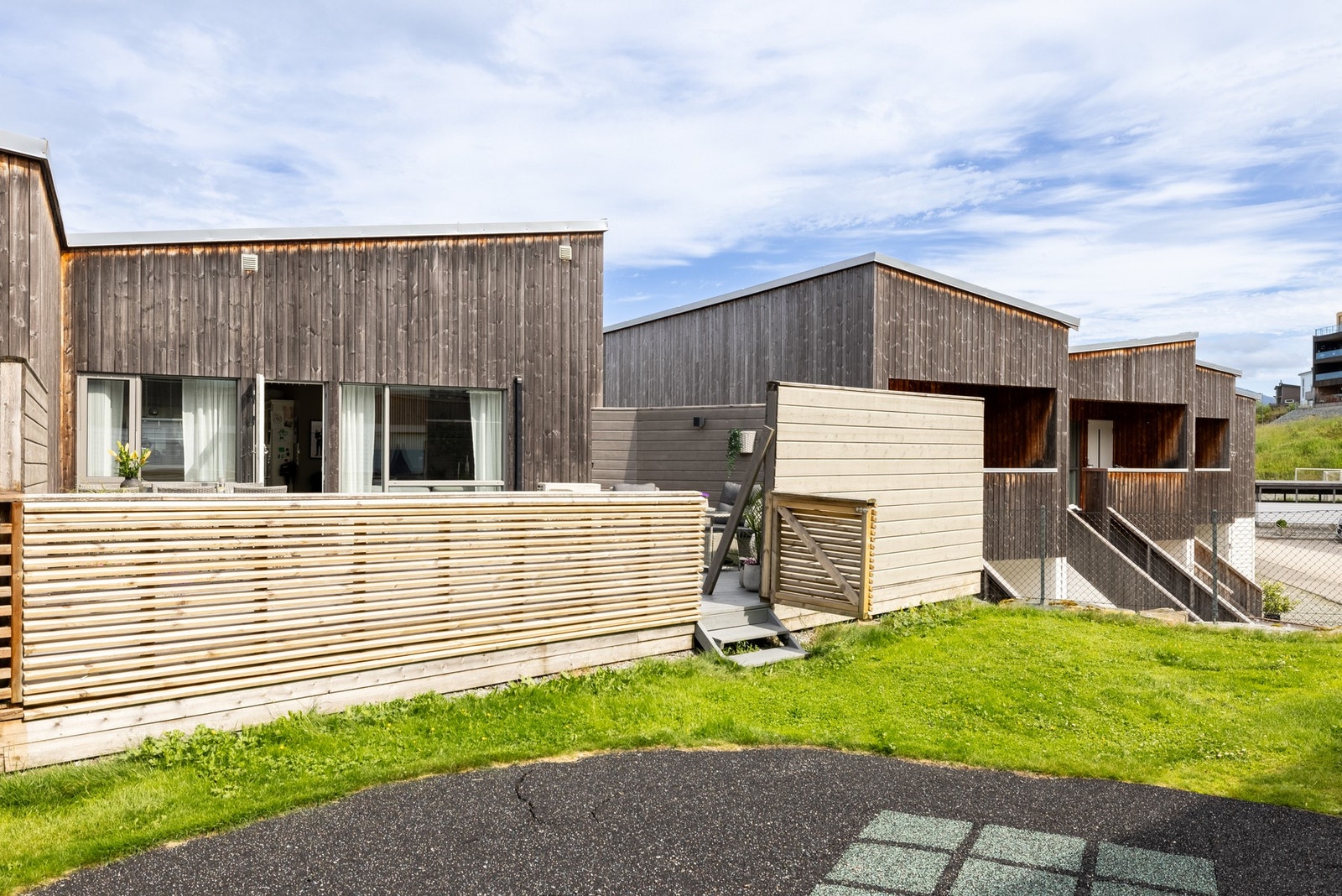 Fra terrassen i 2. etg. kan du gå videre ut til en felles hage med lekeplass. Galleribilde