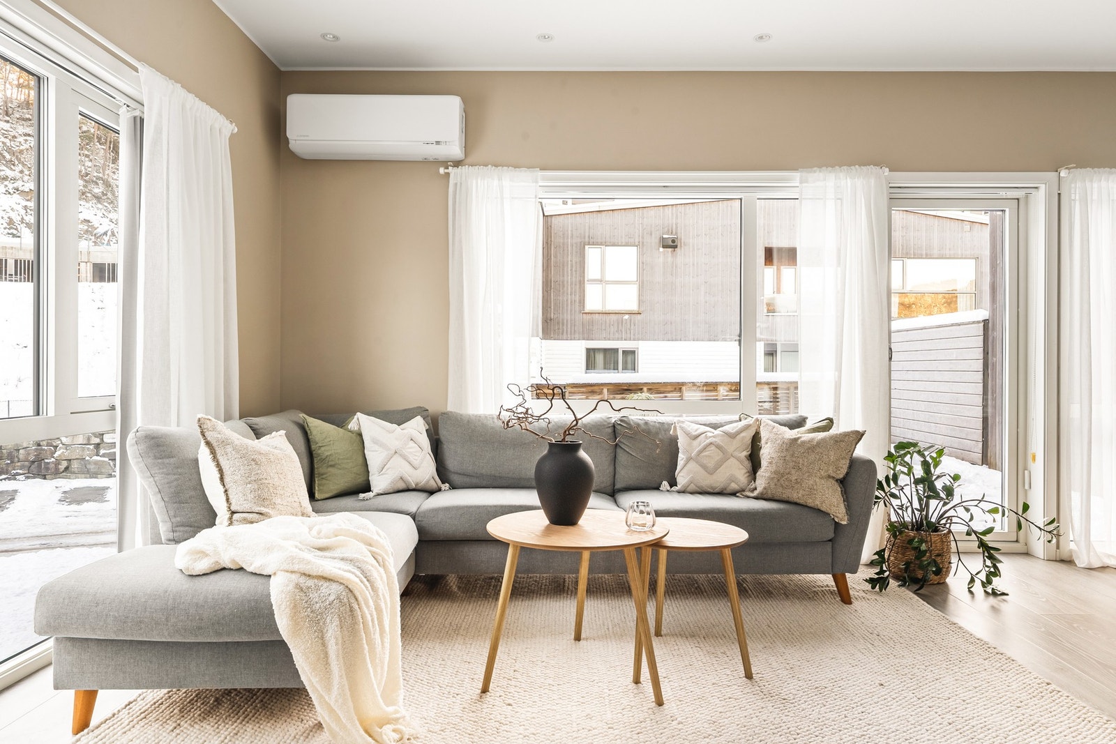 Stuen har store vindusflater og en luftig atmosfære. Galleribilde