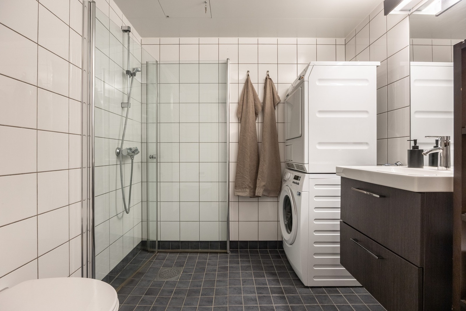 Pent, helfliset bad fra byggeår. Opplegg og plass for vaskemaskin og tørketrommel. Galleribilde