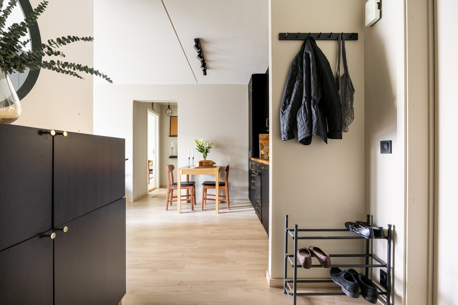 Pen entré med plass for klesoppheng og oppbevaring av sko. Galleribilde