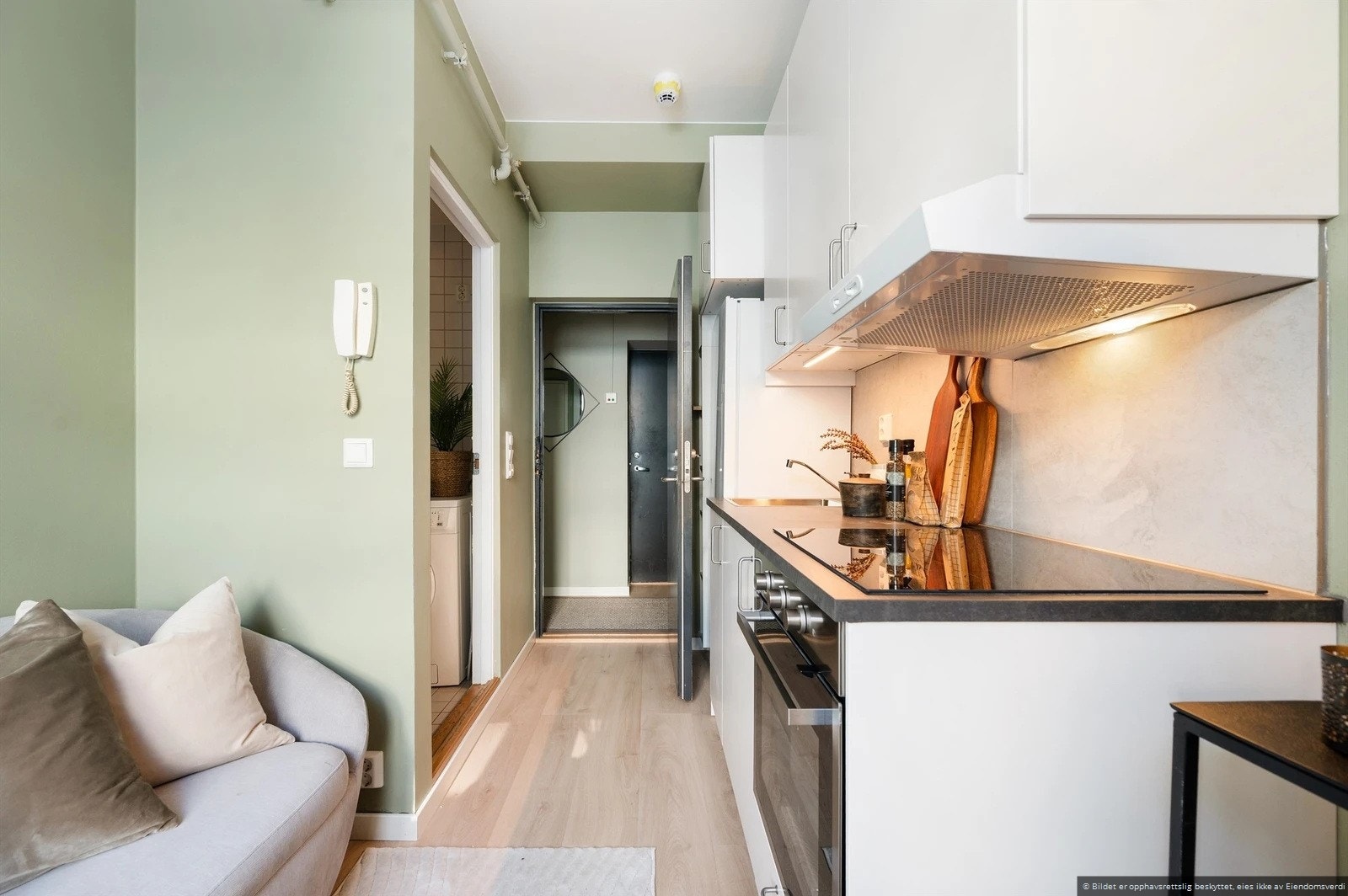 Hybelen er luftig med 2,7 meter takhøyde Galleribilde