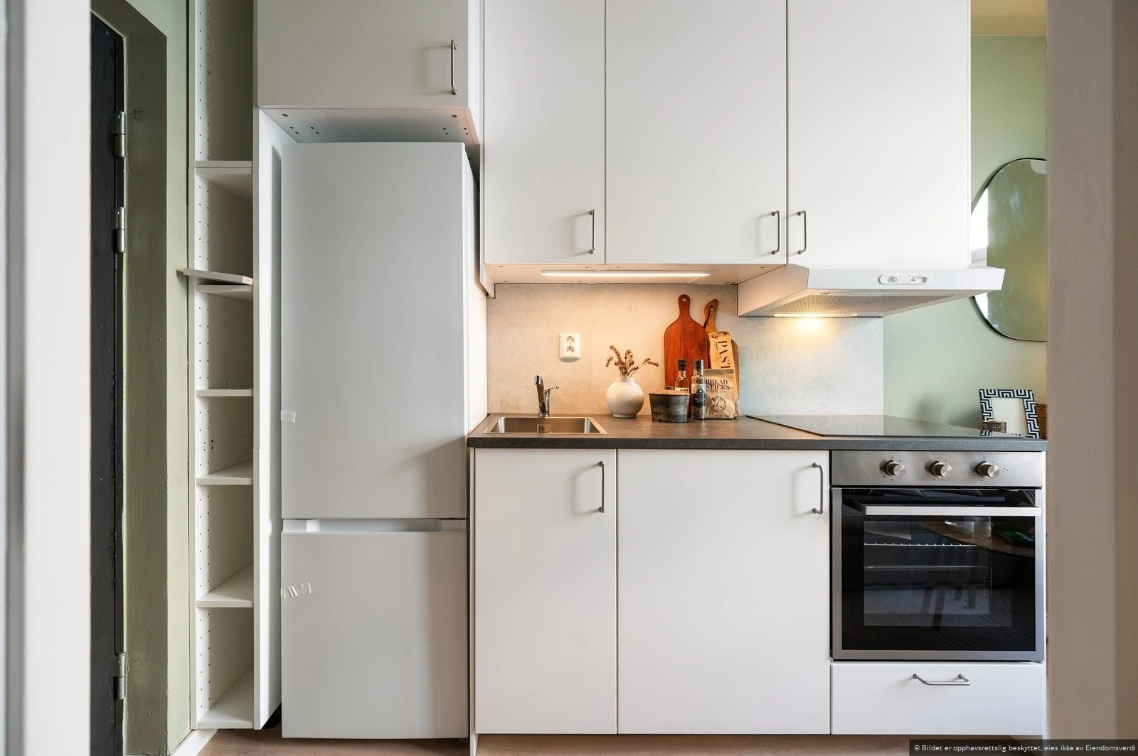 Nyere kjøkken med integrerte hvitevarer. Galleribilde